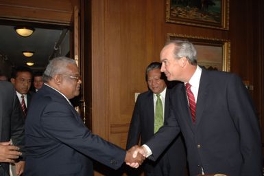 [Assignment: 48-DPA-09-26-07_SOI_K_Pres_Note] Secretary Dirk Kempthorne [and aides meeting at Main Interior] with delegation from Republic of Marshall Islands, led by Marshalls President Kessai Note [48-DPA-09-26-07_SOI_K_Pres_Note_DOI_2155.JPG]