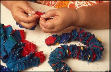 Making tivaevae taorei: threading the pieces in order