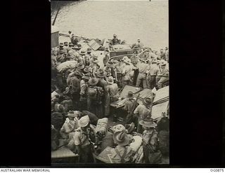 KIRIWINA, TROBRIAND ISLANDS, PAPUA. 1943-11-27. AIRMEN FROM NOS. 22 AND 30 SQUADRONS RAAF UNLOADING THEIR OWN GEAR AND CARGO ONTO THE WHARF AFTER THE MOVE FROM GOODENOUGH TO KIRIWINA ON BOARD SS ..