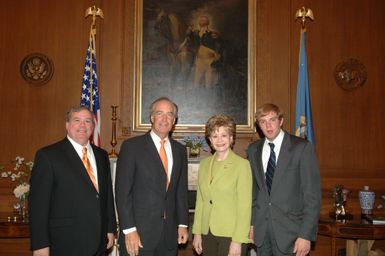 [Assignment: 48-DPA-06-25-07_SOI_K_Bordallo] Secretary Dirk Kempthorne [and aides meeting at Main Interior] with group led by Madeleine Bordallo, [Delegate from Guam to the U.S. House of Representatives] [48-DPA-06-25-07_SOI_K_Bordallo_DOI_4608.JPG]