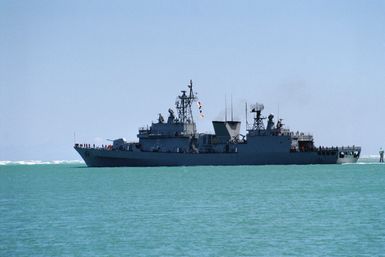 Port quarter view of the Republic of Korea destroyer ROK ULCHIMOON DUCK (DD 972) clearing the channel from Pearl Harbor en route to take part in Operation RIMPAC 2000