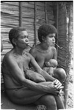 The kwai'okoa'i birth helper and baby sit with Lamana of nearby Maaburu