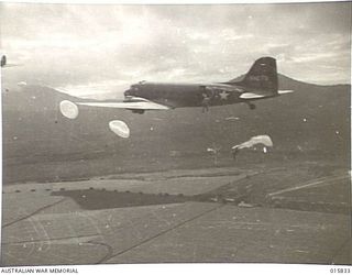 1943-09-28. NEW GUINEA. PARATROOPS AT PRACTICE IN AUSTRALIA PRIOR TO THEIR DROP IN THE MARKHAM VALLEY