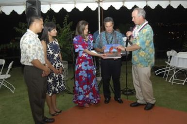 [Assignment: 48-DPA-SOI_K_Guam_6-6-7-07] Pacific Islands Tour: Visit of Secretary Dirk Kempthorne [and aides] to Guam, U.S. Territory [48-DPA-SOI_K_Guam_6-6-7-07__DI11944.JPG]