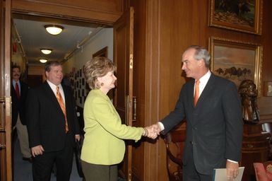 [Assignment: 48-DPA-06-25-07_SOI_K_Bordallo] Secretary Dirk Kempthorne [and aides meeting at Main Interior] with group led by Madeleine Bordallo, [Delegate from Guam to the U.S. House of Representatives] [48-DPA-06-25-07_SOI_K_Bordallo_DOI_4595.JPG]