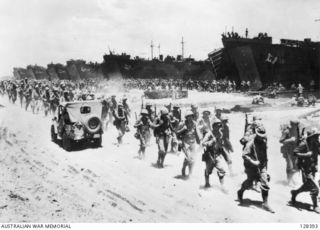 AMERICAN MARINES BOARDING L.S.T.'S AT CAPE SUDEST (PAPUA) IN 1943-12, BOUND FOR THE CAPE GLOUCESTER LANDINGS. (NYF13039)
