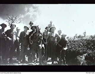 ORO BAY, NEW GUINEA. 1943. MEMBERS OF THE 5TH HEAVY ANTI-AIRCRAFT BATTERY, 2/2ND ANTI-AIRCRAFT REGIMENT, DIGGING A GUN PIT FIVE MINUTES AFTER THEIR FIRST RAID. (DONOR RSL NATIONAL HEADQUARTERS)