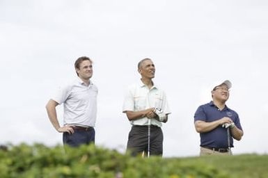 Barack Obama plays golf with Prime Minister Najib Razak, Joe Paulsen, and Mike Brush in Kaneohe Bay, Hawaii, December 24, 2014