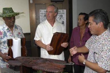 [Assignment: 48-DPA-SOI_K_Guam_6-6-7-07] Pacific Islands Tour: Visit of Secretary Dirk Kempthorne [and aides] to Guam, U.S. Territory [48-DPA-SOI_K_Guam_6-6-7-07__DI11210.JPG]