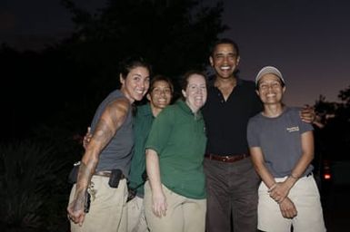 Barack, Michelle, Sasha, and Malia Obama Visit the Waikiki Zoo