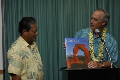 [Assignment: 48-DPA-SOI_K_Majuro_6-11-12-07] Pacific Islands Tour: Visit of Secretary Dirk Kempthorne [and aides] to Majuro Atoll, of the Republic of Marshall Islands [48-DPA-SOI_K_Majuro_6-11-12-07__DI14507.JPG]