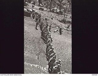 GILI GILI, NEW GUINEA, 1943-07-15. TROOPS OF THE 29TH AUSTRALIAN INFANTRY BRIGADE, 5TH AUSTRALIAN DIVISION, EMBARKING ON AN AMERICAN LCI (LANDING CRAFT INFANTRY) FOR THEIR MOVE FROM GILI GILI TO ..