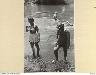 1942-11-23. UNITED STATES NURSES IN NEW GUINEA. RELAXATION IN A SWIMMING HOLE NEAR THE CAMP. (NEGATIVE BY BOTTOMLEY)