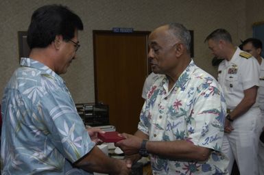 [Assignment: 48-DPA-SOI_K_Pohnpei_6-10-11-07] Pacific Islands Tour: Visit of Secretary Dirk Kempthorne [and aides] to Pohnpei Island, of the Federated States of Micronesia [48-DPA-SOI_K_Pohnpei_6-10-11-07__DI13666.JPG]