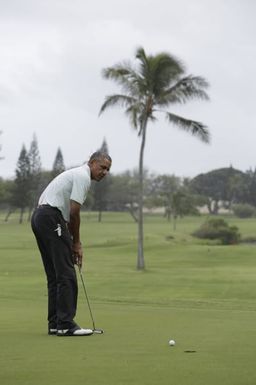 Barack Obama plays golf with Prime Minister Najib Razak, Joe Paulsen, and Mike Brush in Kaneohe Bay, Hawaii, December 24, 2014