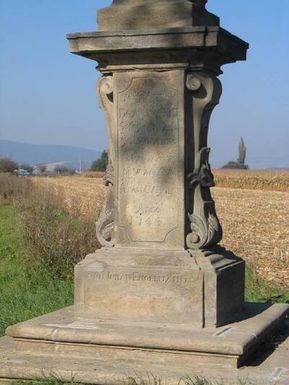 ["Uničov, sloup se sochou sv. Anny Samotřetí.", "Uničov, a column with a statue of St. Anny Samoa, third."]