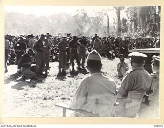 TOROKINA, BOUGAINVILLE. 1945-08-16. CAMERAMEN AND TROOPS AT HEADQUARTERS 2 CORPS, TAKING PHOTOGRAPHS OF GRACIE FIELDS, THE NOTED LANCASHIRE VOCALIST AND COMEDIENNE, WHO ATTENDED THE VICTORY ..