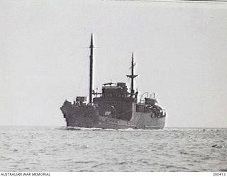 1944-1-19. VIEW FROM FINE ON THE PORT BOW OF THE AUXILIARY ANTI SUBMARINE VESSEL HMAS BINGERA (BG), CONVERTED FROM A COASTER. NOTE THE 4 INCH GUN ON THE FORECASTLE AND THE BUILT UP FORWARD ..