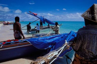 Canoes racing