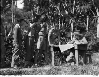 EDIE CREEK, NEW GUINEA. 1943-08-15. PERSONNEL OF HEADQUARTERS, ROYAL AUSTRALIAN ENGINEERS, 11TH AUSTRALIAN DIVISION, NEW GUINEA FORCE, LINE UP TO RECORD THEIR VOTES IN THE FEDERAL ELECTION. LEFT TO ..
