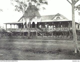 RABAUL, NEW GUINEA, C. 1914. GERMAN GOVERNMENT OFFICIAL RESIDENCE AT RABAUL AFTER TAKEOVER BY AUSTRALIAN NAVY AND MILITARY EXPEDITIONARY FORCE (AN&MEF). AUSTRALIANS ON BALCONY. (ORIGINAL ALBUM HELD ..