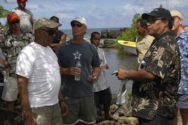 [Assignment: 48-DPA-SOI_K_Pohnpei_6-10-11-07] Pacific Islands Tour: Visit of Secretary Dirk Kempthorne [and aides] to Pohnpei Island, of the Federated States of Micronesia [48-DPA-SOI_K_Pohnpei_6-10-11-07__DI13858.JPG]