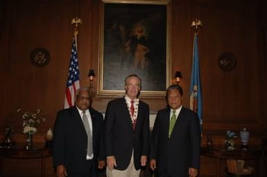 [Assignment: 48-DPA-09-26-07_SOI_K_Pres_Note] Secretary Dirk Kempthorne [and aides meeting at Main Interior] with delegation from Republic of Marshall Islands, led by Marshalls President Kessai Note [48-DPA-09-26-07_SOI_K_Pres_Note_DOI_2174.JPG]