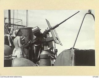 AT SEA. 1944-06-24. ROYAL AUSTRALIAN NAVY PERSONNEL MANNING AN OERLIKON GUN ABOARD THEIR FAIRMILE ML431 (MOTOR LAUNCH) AS THE VESSEL PATROLS ALONG THE COAST BETWEEN HANSA BAY AND FINSCHHAFEN. SEEN ..