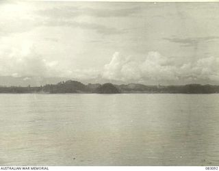 AT SEA, NEW GUINEA. 1944-10-30. THE AITAPE AREA AS FIRST SEEN BY UNITS OF 6 DIVISION AND MEMBERS OF HQ 6 DIVISION AS THE AMERICAN TROOPSHIP MEXICO MOVES IN. THIS PHOTOGRAPH JOINS 83901 SHOWING ..