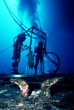 Underwater view of two Navy divers with air hoses to the surface during Pacific Submarine Salvage Exercise 83 (PACSUBSALVEX-83) off the coast of Maui