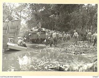 JACQUINOT BAY, NEW BRITAIN. 1944-11-04. TROOPS OF THE 12TH FIELD COMPANY, UNLOADING THEIR EQUIPMENT AT THE BEACH-HEAD IN THE WUNUNG PLANTATION AREA