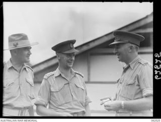 SOGERI VALLEY, PAPUA, NEW GUINEA 1944-01-05. SENIOR OFFICERS ENJOYING A CHAT DURING THE BREAK AT THE CONFERENCE HELD AT THE AUSTRALIAN SCHOOL OF SIGNALS, HEADQUARTERS, NEW GUINEA FORCE. THEY ARE: ..