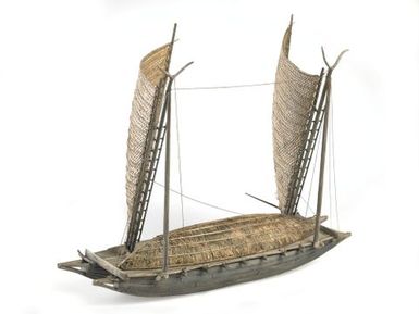 Model pahi (sailing canoe from Tuamotu)