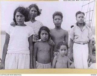 PORT MORESBY - PAPUAN NATIVES. THE "BOY" IS A DINING ROOM WAITER AT HOTEL MORESBY. RAAF SURVEY FLIGHT. (NEGATIVE BY N. TRACY)