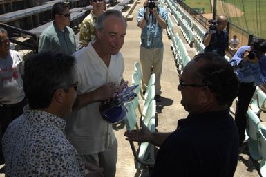 [Assignment: 48-DPA-SOI_K_Guam_6-6-7-07] Pacific Islands Tour: Visit of Secretary Dirk Kempthorne [and aides] to Guam, U.S. Territory [48-DPA-SOI_K_Guam_6-6-7-07__DI11353.JPG]