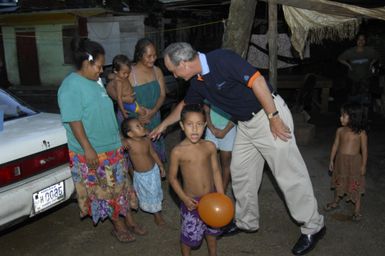 [Assignment: 48-DPA-SOI_K_Pohnpei_6-10-11-07] Pacific Islands Tour: Visit of Secretary Dirk Kempthorne [and aides] to Pohnpei Island, of the Federated States of Micronesia [48-DPA-SOI_K_Pohnpei_6-10-11-07__DI14041.JPG]