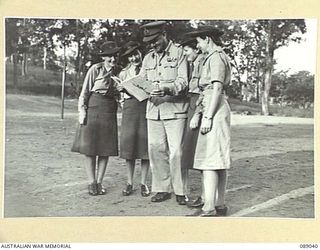 INDOOROOPILLY, QUEENSLAND. 1945-04-23. MAJOR GENERAL C.H. SIMPSON, (1), WITH TASMANIAN PERSONNEL CONCENTRATED AT 2 AUSTRALIAN WOMEN'S ARMY SERVICE BARRACK BEFORE EMBARKATION TO NEW GUINEA