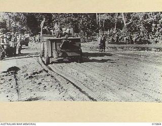 1943-09-29. NEW GUINEA. ATTACK ON FINSCHHAFEN. ARTILLERY WAS AMONG THE HEAVY WEAPONS LANDED. IT WAS USED TO POUND A WAY THROUGH THE JUNGLE. (NEGATIVE BY MILITRAY HISTORY NEGATIVES)