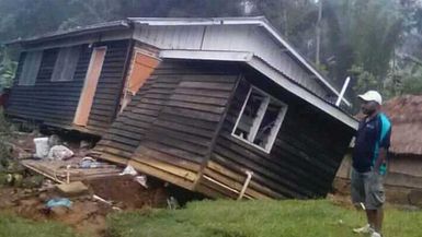 PNG quake victims waiting for aid, Australia sending supplies