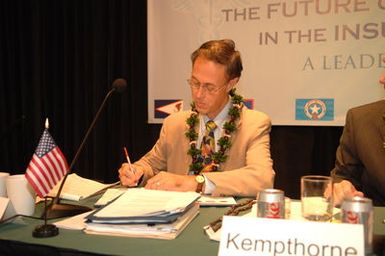 [Assignment: 48-DPA-09-29-08_SOI_K_Isl_Conf_Sign] Signing of interagency coordination pledge at the Insular Areas Health Summit [("The Future of Health Care in the Insular Areas: A Leaders Summit") at the Marriott Hotel in] Honolulu, Hawaii, where Interior Secretary Dirk Kempthorne [joined senior federal health officials and leaders of the U.S. territories and freely associated states to discuss strategies and initiatives for advancing health care in those communities [48-DPA-09-29-08_SOI_K_Isl_Conf_Sign_DOI_0598.JPG]