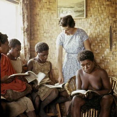 Reading lessons at a mission in Kanampa, Eastern Highlands, Papua New Guinea, approximately 1968 / Robin Smith
