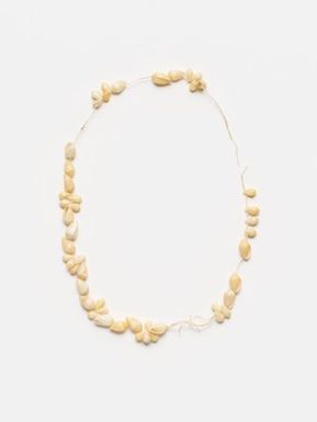 ei (shell necklace)