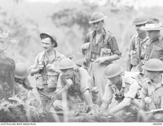 DONADABU AREA, NEW GUINEA. 1943-11-30. COMPANY COMMANDER, A COMPANY, 2/10TH AUSTRALIAN INFANTRY BATTALION DETAILS HIS ORDERS FOR AN ATTACK DURING THE COMBINED EXERCISES WITH THE 2/4TH AUSTRALIAN ..