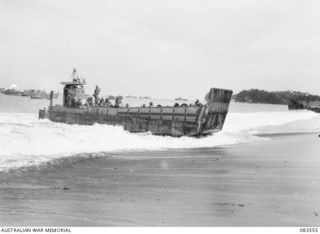 AITAPE BEACH HEAD, NEW GUINEA. 1944-11-26. A LANDING BARGE CARRYING 6 DIVISION TROOPS REACHES THE SHORE