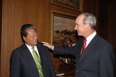 [Assignment: 48-DPA-09-26-07_SOI_K_Pres_Note] Secretary Dirk Kempthorne [and aides meeting at Main Interior] with delegation from Republic of Marshall Islands, led by Marshalls President Kessai Note [48-DPA-09-26-07_SOI_K_Pres_Note_DOI_2153.JPG]