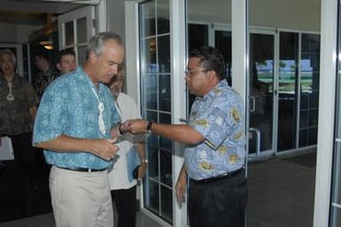 [Assignment: 48-DPA-SOI_K_Majuro_6-11-12-07] Pacific Islands Tour: Visit of Secretary Dirk Kempthorne [and aides] to Majuro Atoll, of the Republic of Marshall Islands [48-DPA-SOI_K_Majuro_6-11-12-07__DI14752.JPG]