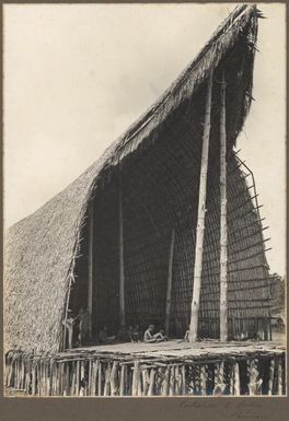 Entrance to Dubu, Kaimare / Frank Hurley