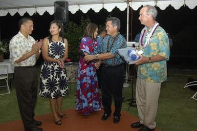 [Assignment: 48-DPA-SOI_K_Guam_6-6-7-07] Pacific Islands Tour: Visit of Secretary Dirk Kempthorne [and aides] to Guam, U.S. Territory [48-DPA-SOI_K_Guam_6-6-7-07__DI11938.JPG]
