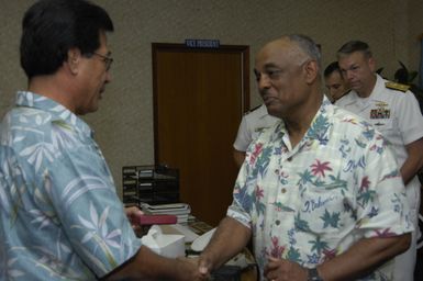 [Assignment: 48-DPA-SOI_K_Pohnpei_6-10-11-07] Pacific Islands Tour: Visit of Secretary Dirk Kempthorne [and aides] to Pohnpei Island, of the Federated States of Micronesia [48-DPA-SOI_K_Pohnpei_6-10-11-07__DI13668.JPG]