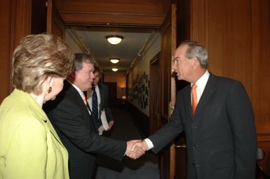 [Assignment: 48-DPA-06-25-07_SOI_K_Bordallo] Secretary Dirk Kempthorne [and aides meeting at Main Interior] with group led by Madeleine Bordallo, [Delegate from Guam to the U.S. House of Representatives] [48-DPA-06-25-07_SOI_K_Bordallo_DOI_4598.JPG]